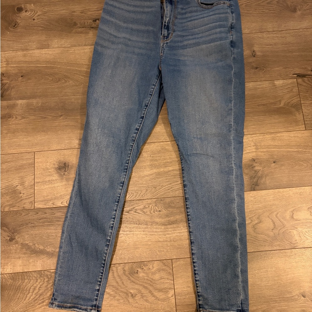 American Eagle Medium Wash Cropped Ankle Jeans